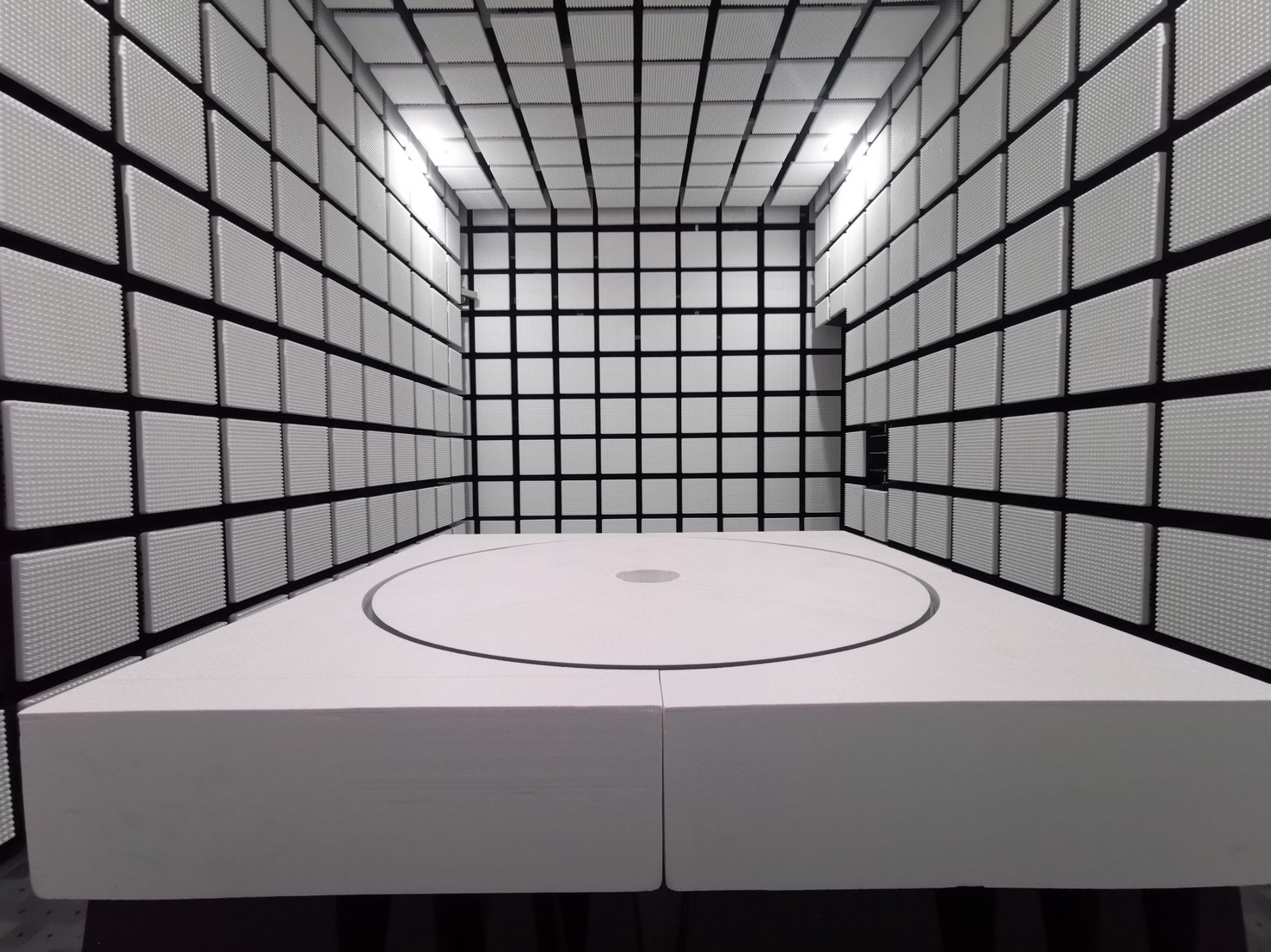 5m Semi-Anechoic Chamber 半電波暗室